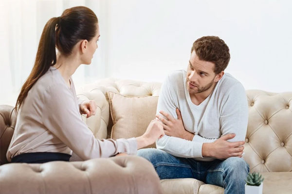 صحبت کردن درباره احساسات و نگرانی‌ها | با خیانت مجازی شوهرم چه کنم؟