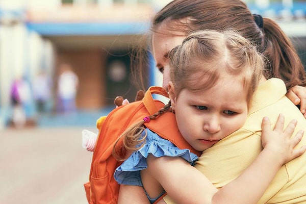 احساسات کودک را درک کنید. | چطور می توان حس وابستگی بیش از حد کودک به مادر را کاهش داد؟