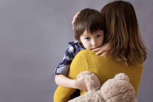 چطور می توان حس وابستگی بیش از حد کودک به مادر را کاهش داد؟